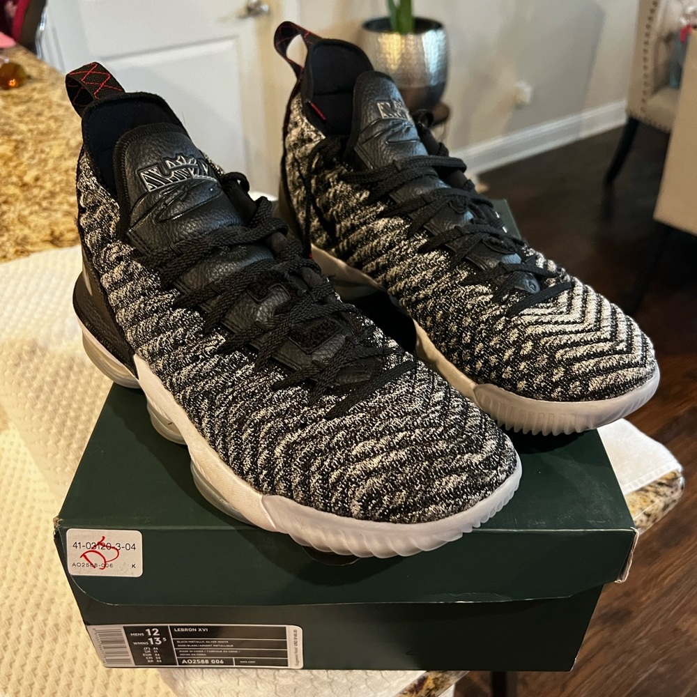 Men’s Lebron  Basketball Shoes “Oreo” Size 12